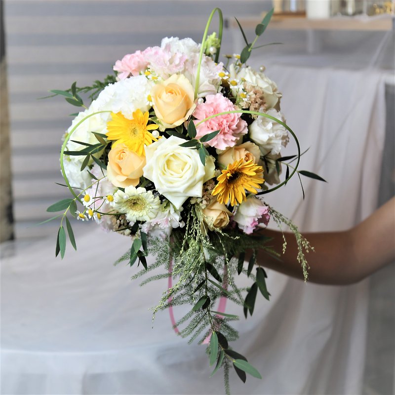 White Head Makes an Appointment | Bridal Bouquet of Flowers