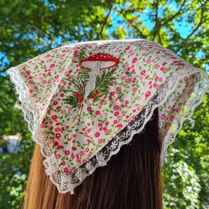 Embroidered mushroom bandana cotton, triangle head scarf with lace and ties - ผ้าพันคอ - ผ้าฝ้าย/ผ้าลินิน ขาว