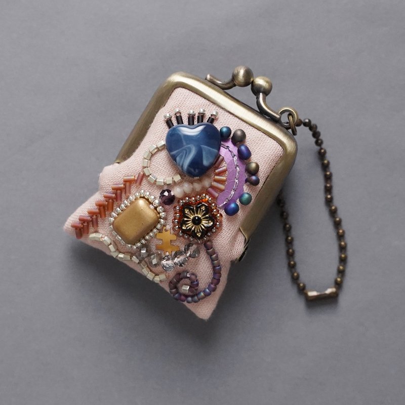 ネックレスにも、バッグチャームにも、小さな小さなビーズ刺繍のがま口 53 ピンク ガーゼ　ギフト　アクセサリーケース - 吊飾/掛飾 - 其他材質 粉紅色