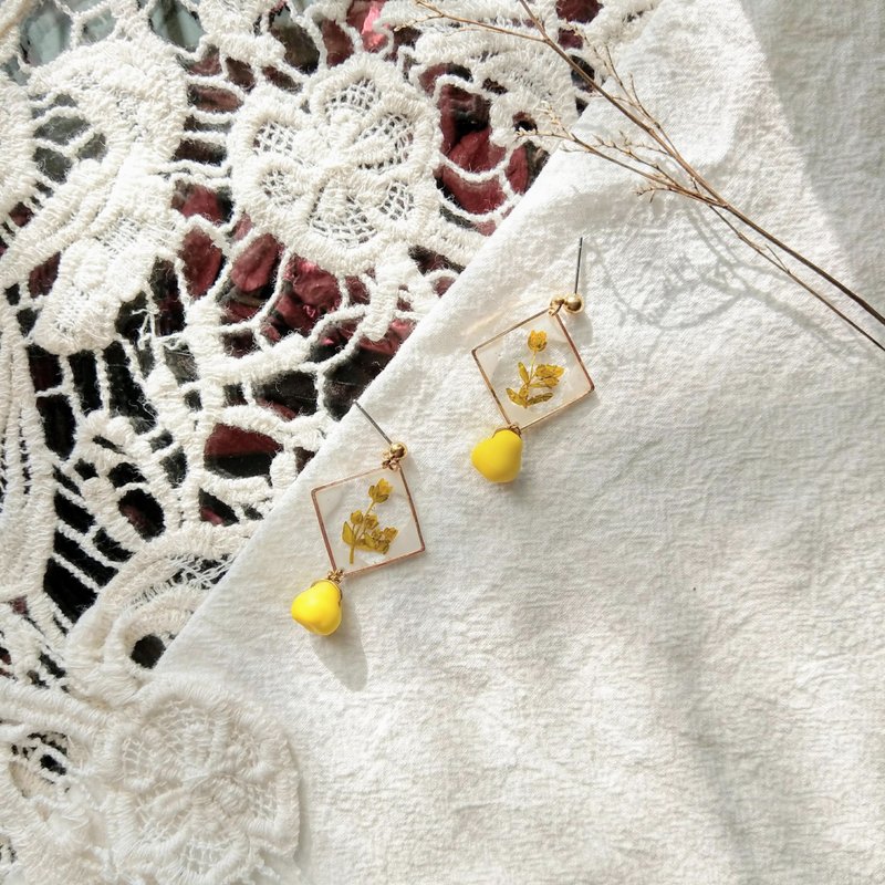 [Yellow Little Cute] Yellow Dry Flower Plant Earrings Dangle Earrings - ต่างหู - เรซิน สีเหลือง