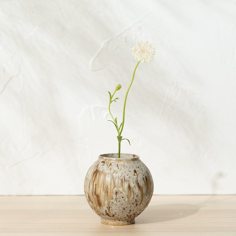 手造花器－陶製球形花瓶 Baby Moon Jar - 花瓶/花器 - 陶 白色