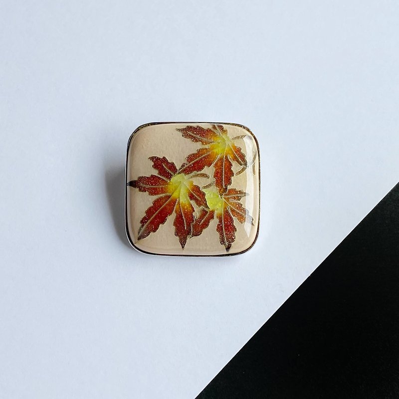 Autumn leaves [Pale Red] Cloisonne brooch Pure silver-clad wired cloisonne - Brooches - Other Materials Red