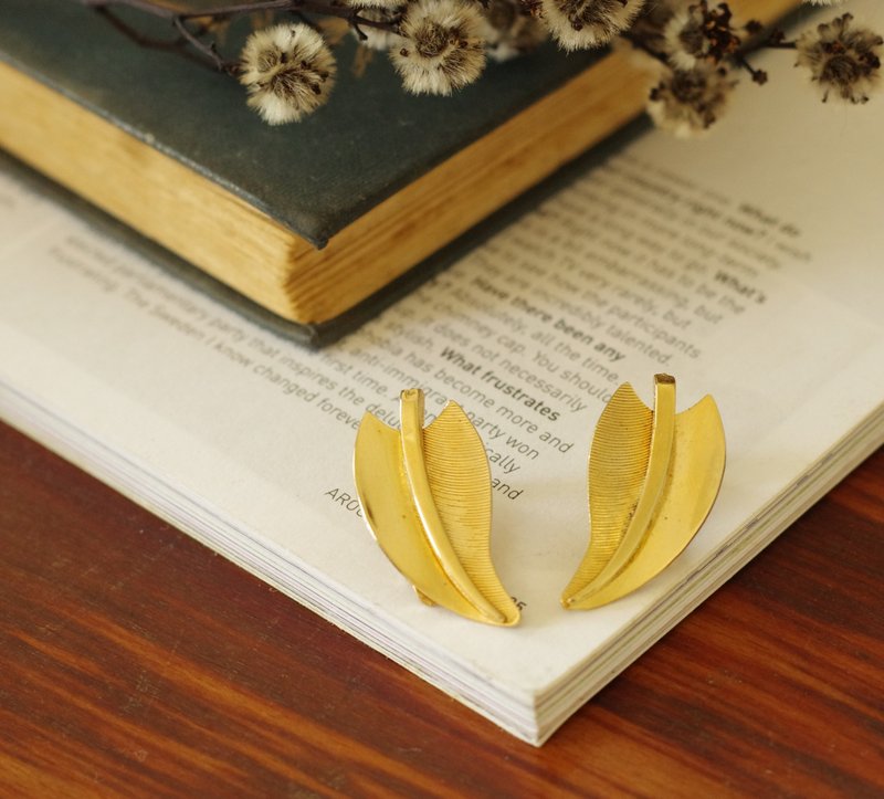 Antique gold brushed leaf clip earrings C883 - ต่างหู - โลหะ สีทอง