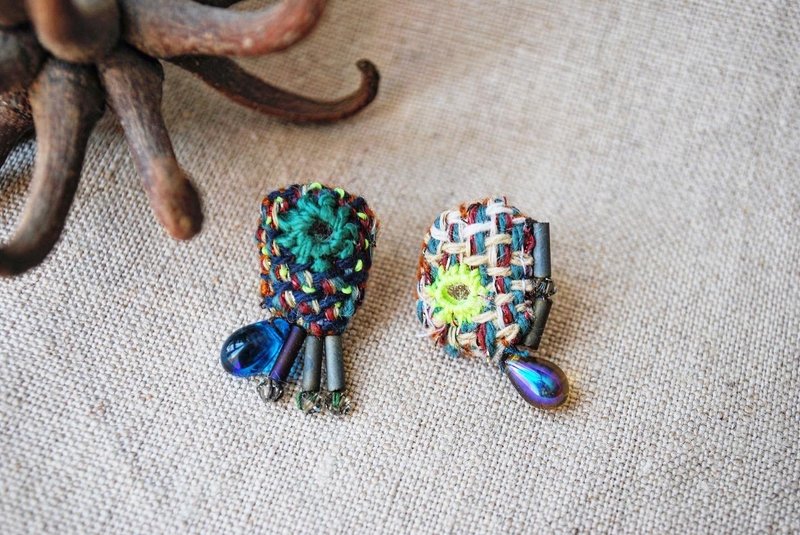 ミラー刺繍のアシンメトリーピアス　渋色 - 耳環/耳夾/耳骨夾 - 繡線 多色