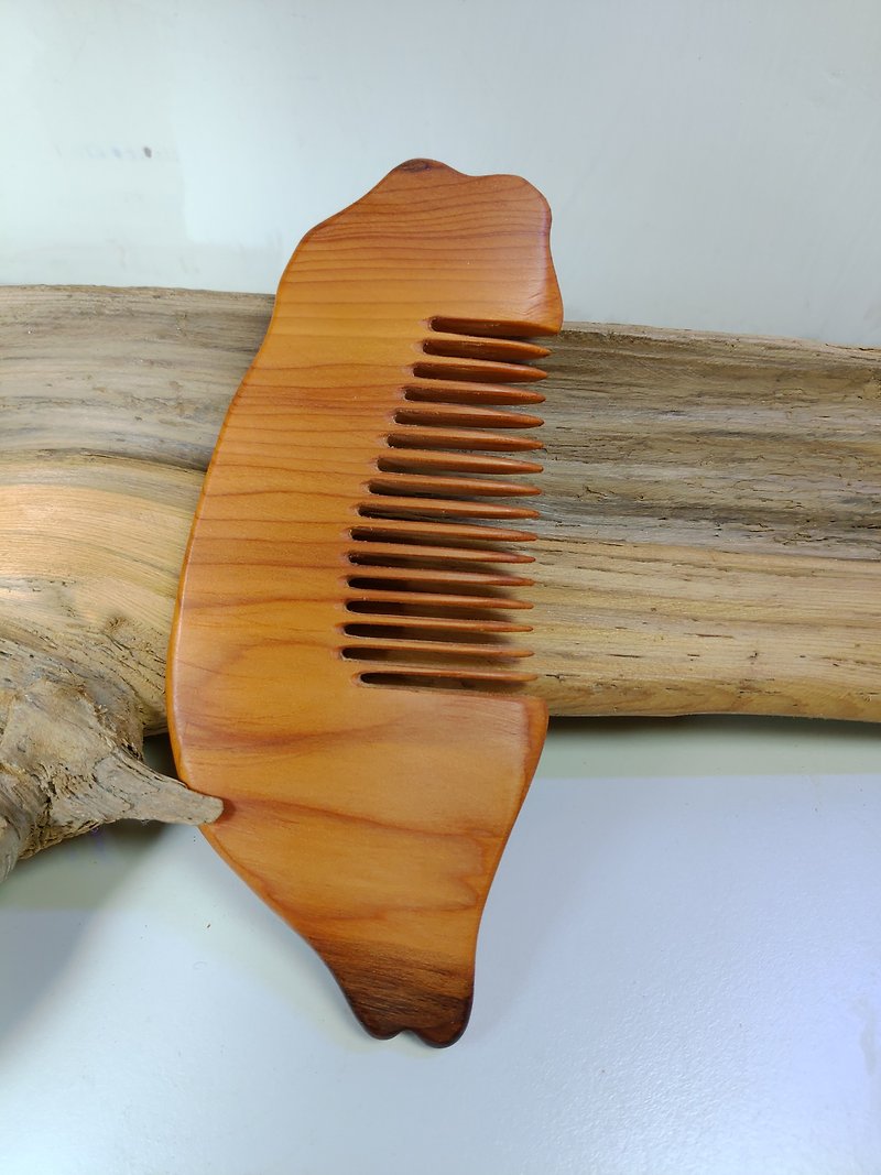 [Taiwan shaped red bean fir comb] (K) - เครื่องประดับผม - ไม้ 