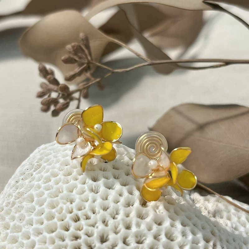 Cute little mixed-color crystal flowers | On-ear type | 3 colors - Earrings & Clip-ons - Other Materials 