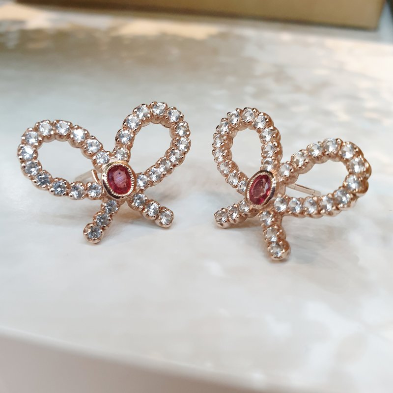 Ruby stud earrings decorated with white topaz in bow shape natural gemstone - 耳環/耳夾/耳骨夾 - 寶石 多色