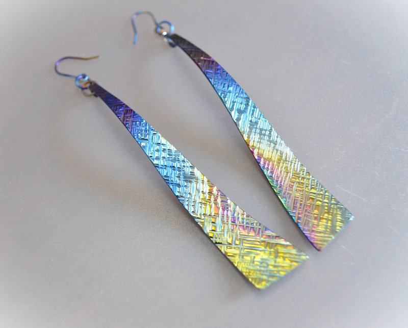 Titanium pierced earrings・チタン製ピアス・偃月・クロスハッチ75mm - 耳環/耳夾/耳骨夾 - 其他金屬 多色