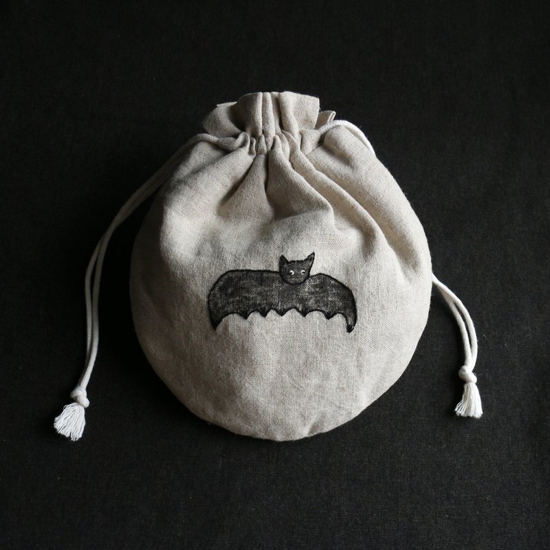 Hand embroidered arc drawstring pocket/Bat No.1 - กระเป๋าเครื่องสำอาง - ผ้าฝ้าย/ผ้าลินิน ขาว