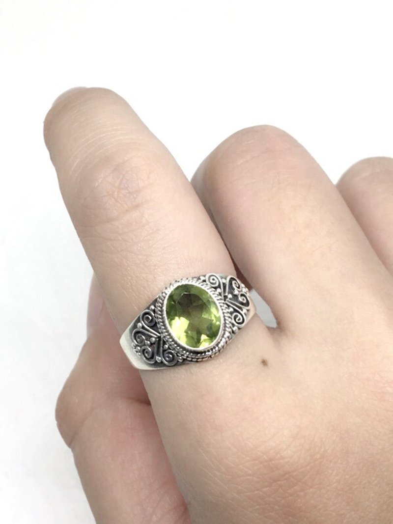 橄欖石925純銀重工雕花戒指 尼泊爾手工鑲嵌製作(款式2) - 戒指 - 寶石 綠色
