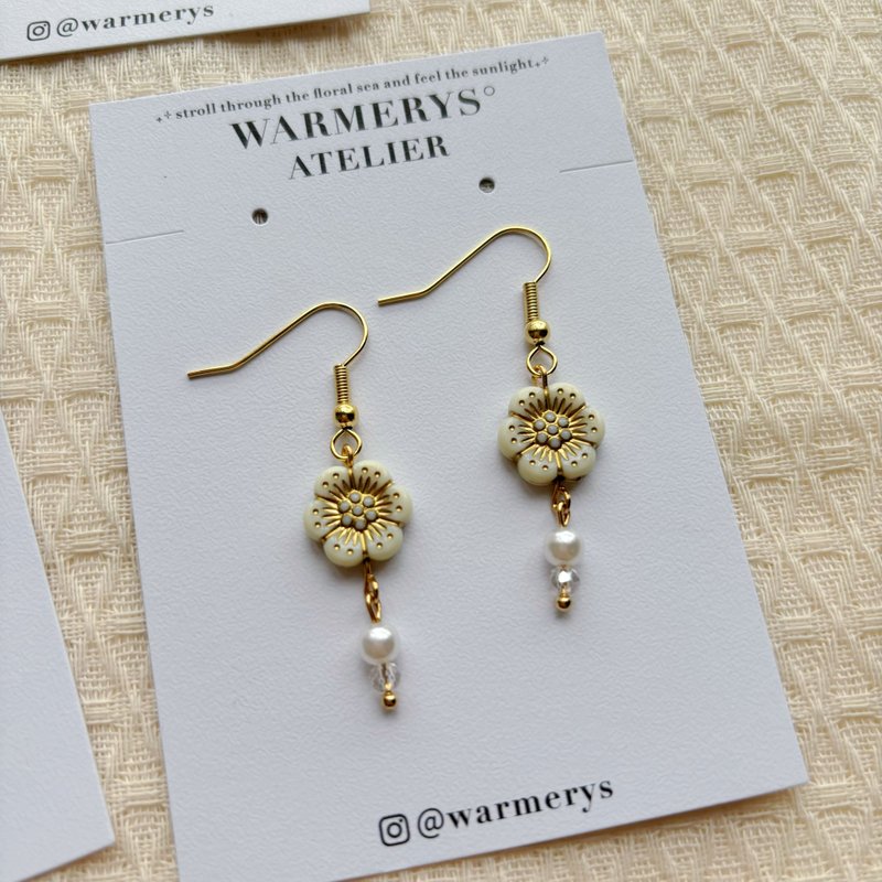 flower museum series earrings (white) • 花卉博物館系列耳環 - 耳環/耳夾/耳骨夾 - 壓克力 紅色