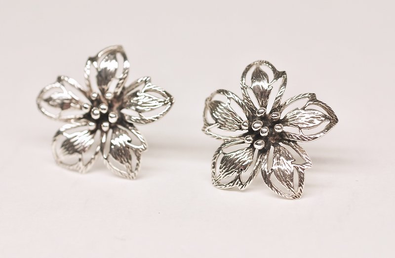 Ermao Silver[Flower and Grass Series─Extra Large Cherry Blossom-Ear Pins] Silver - ต่างหู - เงิน สีเงิน