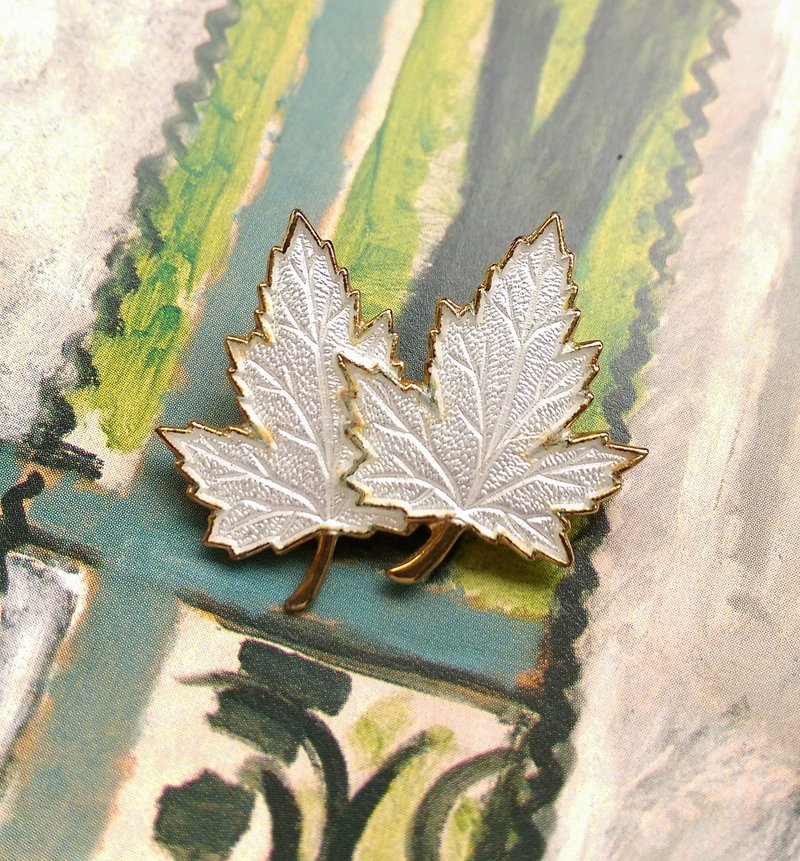 【西洋古董飾品/年代老件】白琺瑯葉脈 小巧 楓葉 別針 - 徽章/別針 - 其他金屬 白色