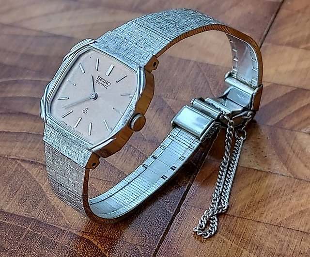 古いお品です　詳細不明　アンティーク　腕時計　　日本製