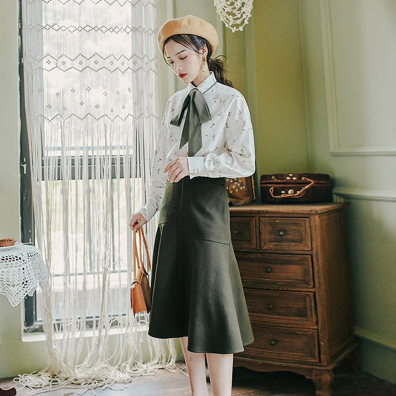 [Multiple folds] Early spring ladies wear suit shirt (white) skirt (green) - Other - Other Materials Multicolor