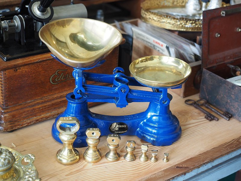 British system Ibrasco iron balance scales containing a group of seven of brass chess poise - Items for Display - Other Metals Blue