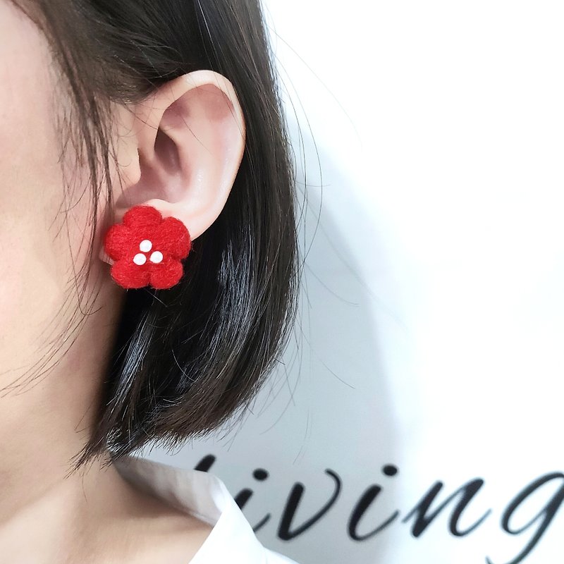 【手作羊毛氈】珍珠小花夾式耳夾耳針手工耳環 - 耳環/耳夾 - 羊毛 紅色