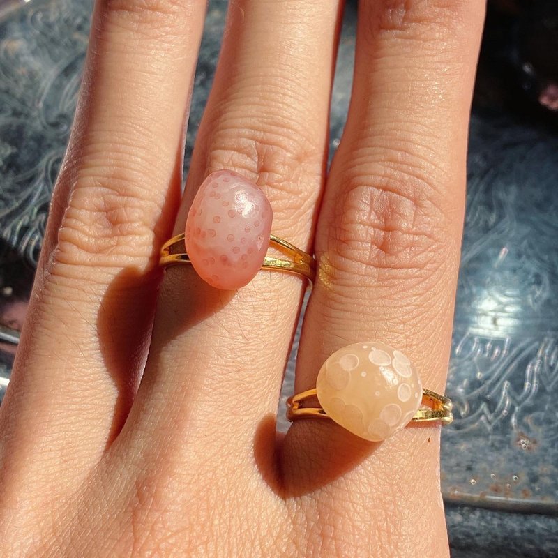 【Lost and find】Raw stone candy flower eye sugar heart agate small specimen ring - แหวนทั่วไป - เครื่องเพชรพลอย หลากหลายสี