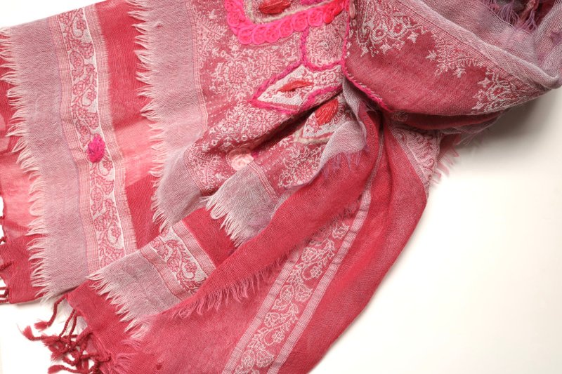 [Christmas Gift Box] Cashmere boiled wool hand-embroidered scarf shawl sweet pink lace three-layer yarn - Knit Scarves & Wraps - Wool Pink