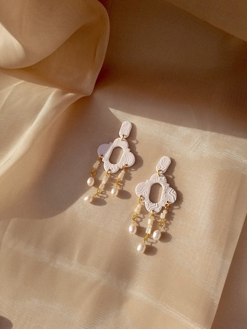 Boho Pattern Texture Polymer Clay Earrings, Pearl Earrings/Clip On Earrings - ต่างหู - ดินเผา ขาว