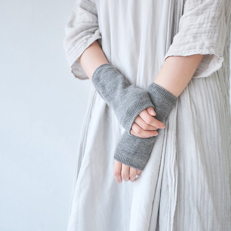 Winter Warm MADE IN JAPAN Silk and Soft Wool Gloves Arm Warmer Skin Care Mitten - Gloves & Mittens - Silk Gray