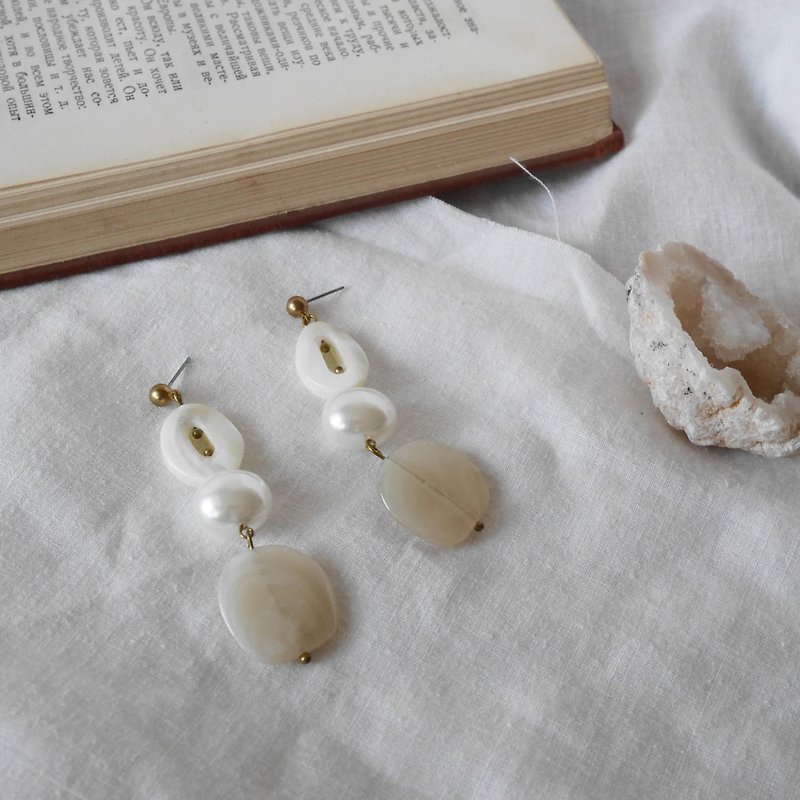 French elegance | Beige round bead - Earrings & Clip-ons - Shell White