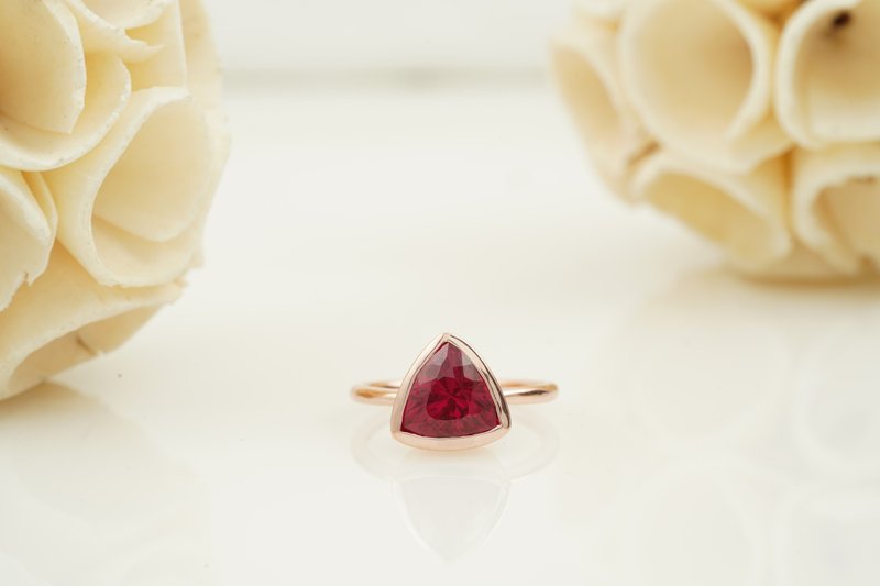 Ruby Dainty Trilliant Stacking Ring Minimalist Birthstone Ring 14K Solid Gold - แหวนทั่วไป - เครื่องเพชรพลอย สีแดง