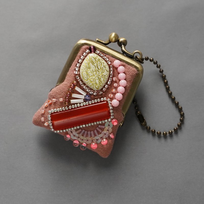 ネックレスにも、バッグチャームにも、小さな小さなビーズ刺繍のがま口　19　ピンク　プレゼント　アクセサリーケース - 吊飾/掛飾 - 棉．麻 粉紅色