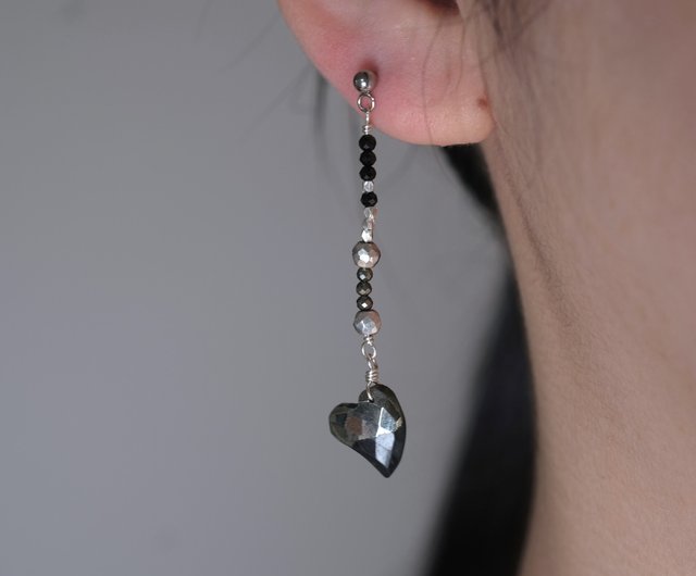 svart og pýrít heart earring 天然石ブラックスピネル