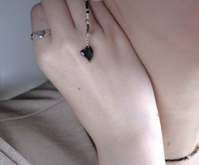 svart og pýrít heart earring 天然石ブラックスピネル