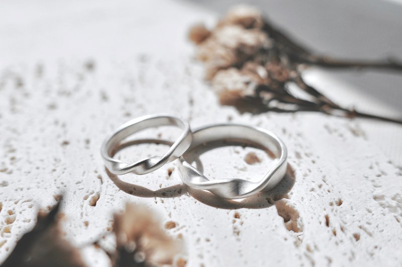 Pure and Eternal | Matte Mobius Sterling Silver Ring | Free Typing - แหวนคู่ - เงินแท้ สีเงิน