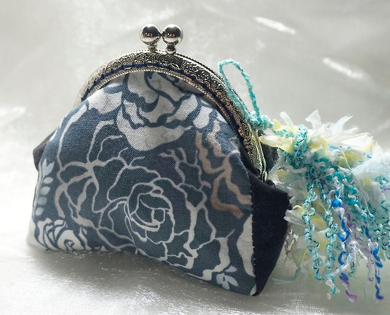 Water blue kiss lock bag small bag coin purse small purse - กระเป๋าใส่เหรียญ - ผ้าฝ้าย/ผ้าลินิน สีน้ำเงิน