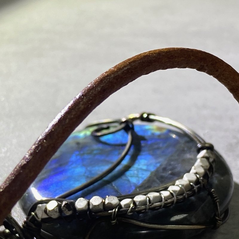 DR027 Beautiful blue moonstone round cake-gorgeous hand-woven leather rope pendant-stress relief and noise reduction champion - Charms - Crystal 