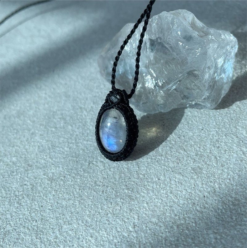 Blue Rainbow Moonstone Vintage Bohemian Raw Stone Macrame Necklace - 長項鍊 - 半寶石 藍色