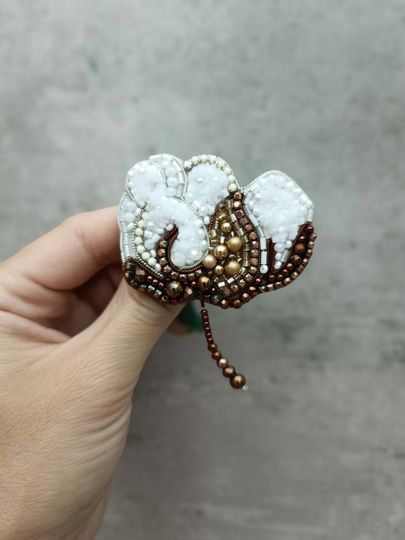 Embroidered cotton flower brooch - 胸針 - 其他材質 咖啡色