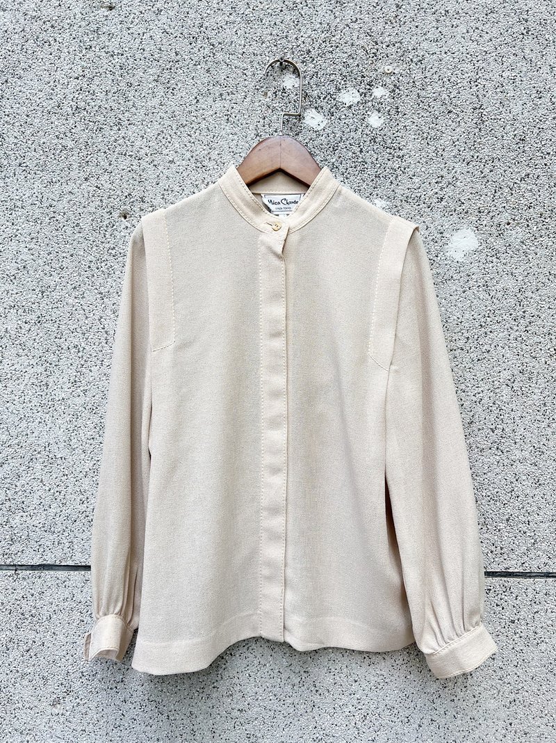 青島淡淡米杏色亨利領 微透膚立體版型襯衫上衣 vintage shirt - 女襯衫 - 聚酯纖維 卡其色