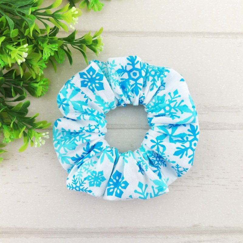 Ice World. Handmade donut hair bundle / large intestine ring - Hair Accessories - Cotton & Hemp Blue