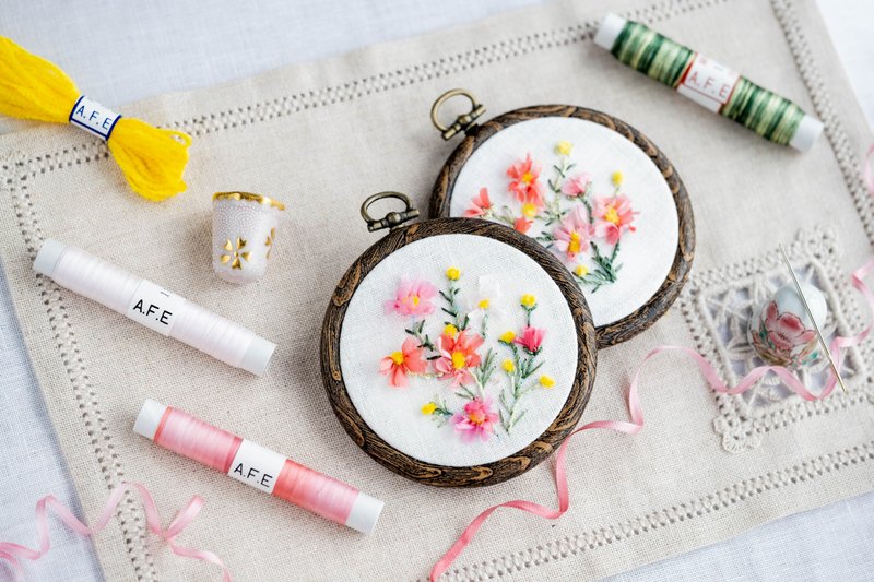 Cosmos flower embroidery production kit [Easy kit made with silk ribbon