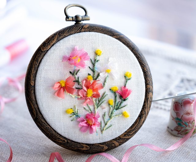 コスモスの花刺繍の制作キット【シルクリボンとモール刺繍糸で作る簡単