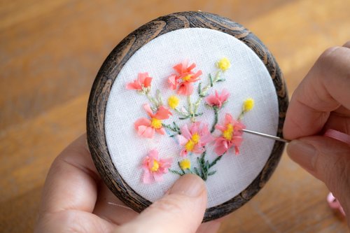 アンティークフランス 紫小花 スミレの花束刺繍 ブルーリボン シルク生地作品 刺しゅうキット 『フランス刺しゅうキット 花言葉のたしなみ