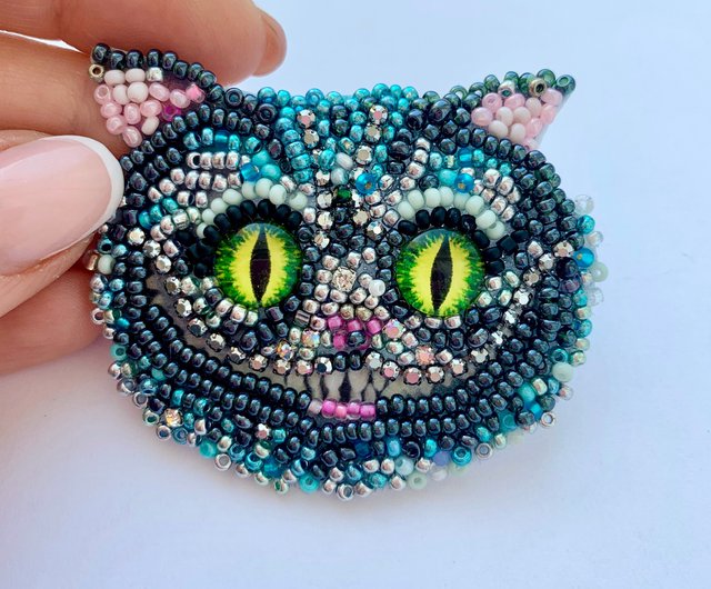 刺繡クリスタルビーズブローチグリーングレーチェシャ猫美しいブローチ