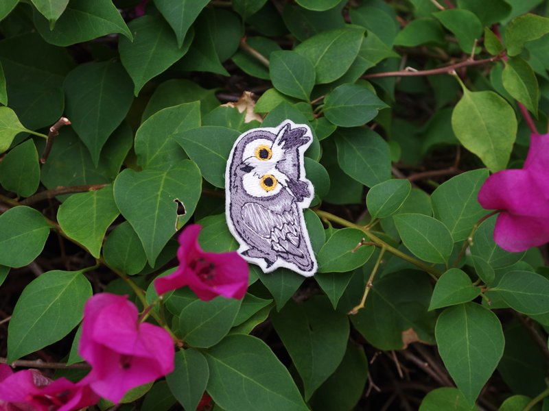 Owl embroidery pin/embroidery sticker (1 piece) __ Embroidery, Christmas gifts, illustrations, free shipping - Badges & Pins - Thread Gray