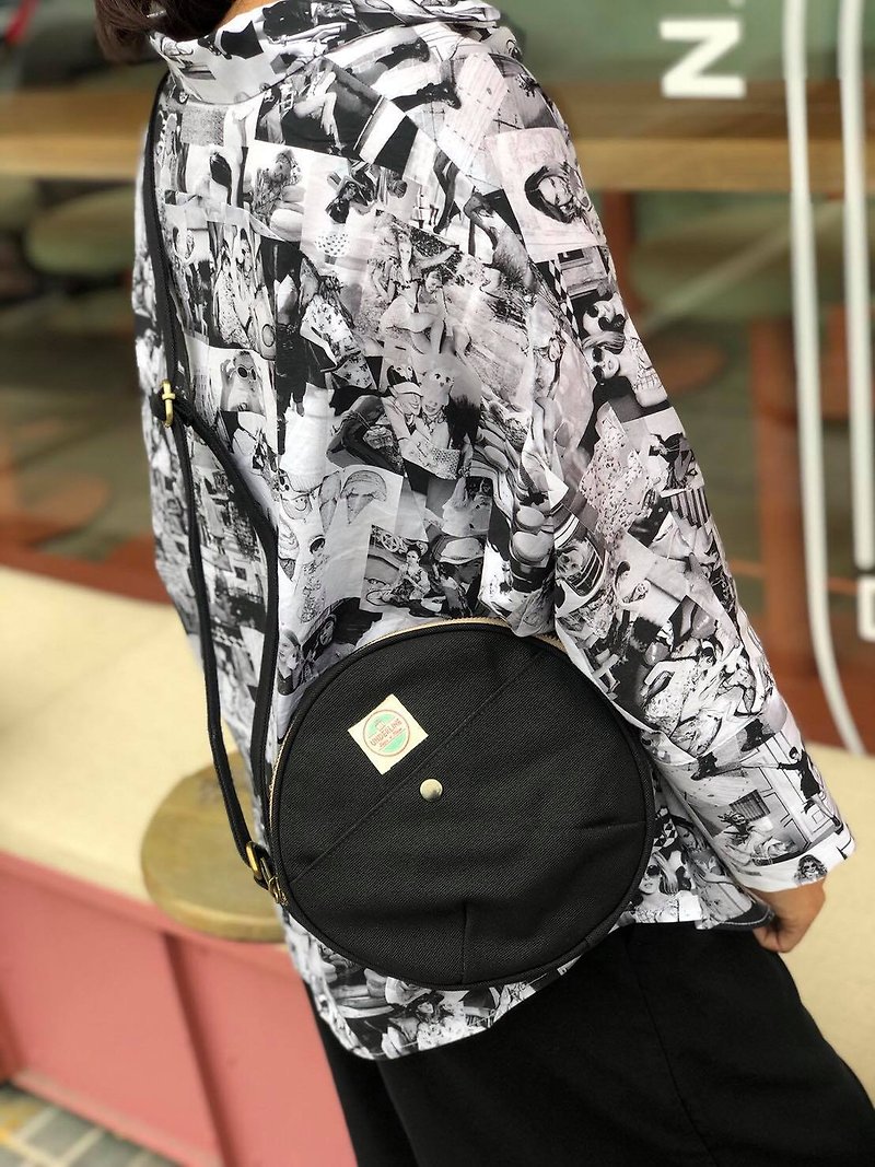 New Black Canvas Moon Bag with strap / Circle Bag /Daily use - 手袋/手提袋 - 棉．麻 黑色
