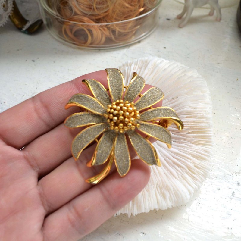 24K gold-plated three-dimensional flashing diamond chrysanthemum noble and elegant Japanese used antique jewelry old vintage - เข็มกลัด - โลหะ สีทอง