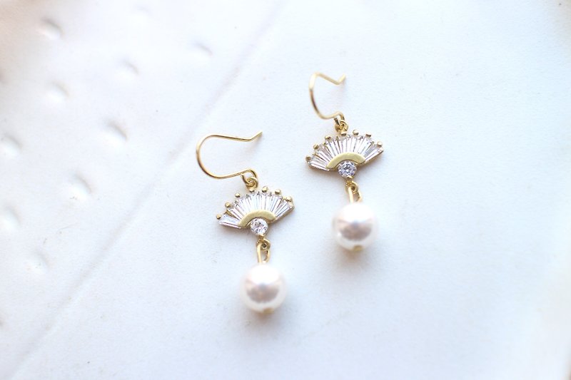 Classic pearls zircon earrings - ต่างหู - โลหะ ขาว
