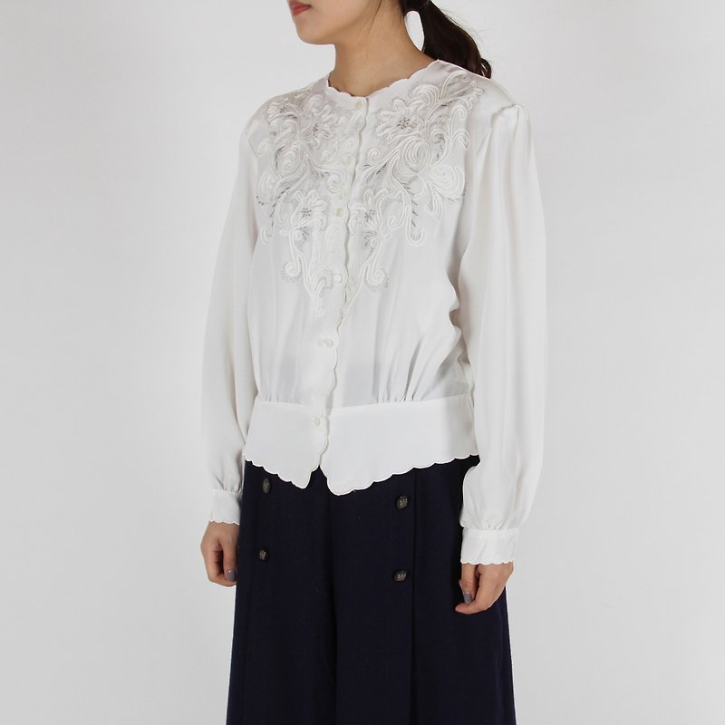 [Egg Plant Vintage] Flower Lightning Seiko Ribbon Embroidered Vintage Shirt - Women's Shirts - Other Man-Made Fibers White