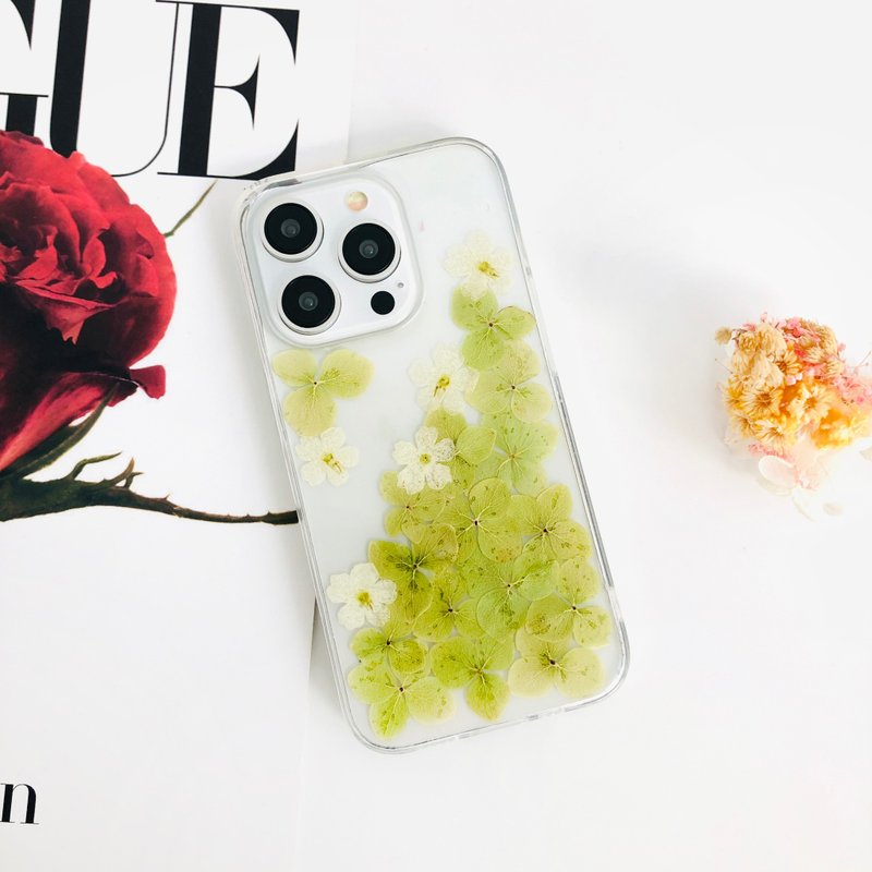 Green Hydrangea White Flower Pressed Flower Phone Case for iPhone 16 Samsung S25 - เคส/ซองมือถือ - พืช/ดอกไม้ 