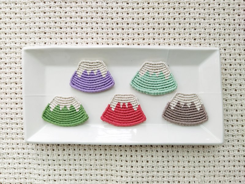 富士山じゃない / 手編みピンブローチ - バッジ・ピンズ - その他の素材 多色