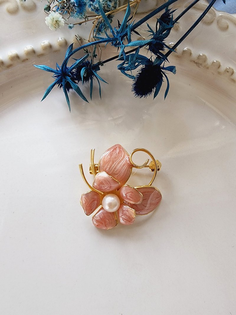 美國西洋古董飾品 / 珍珠蕊嫩菊杜鵑花釉質花胸針/別針/復古珠寶 - 胸針 - 其他金屬 
