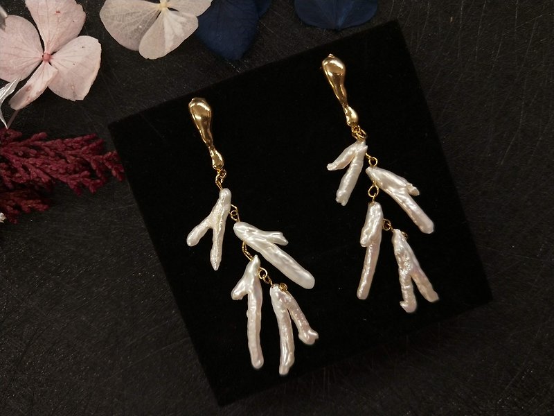 [18K gold / light luxury series] irregular dendritic pearl drop metal earrings earrings - Earrings & Clip-ons - Pearl Gold